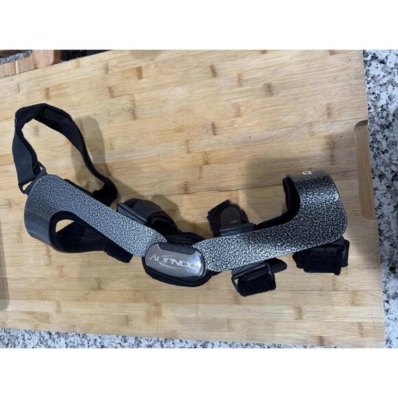 DonJoy Forcepoint Armor Knee Brace Gray/Black Left Knee Size Medium *